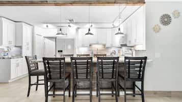 Microondas, horno, parrilla de estufa y lavavajillas