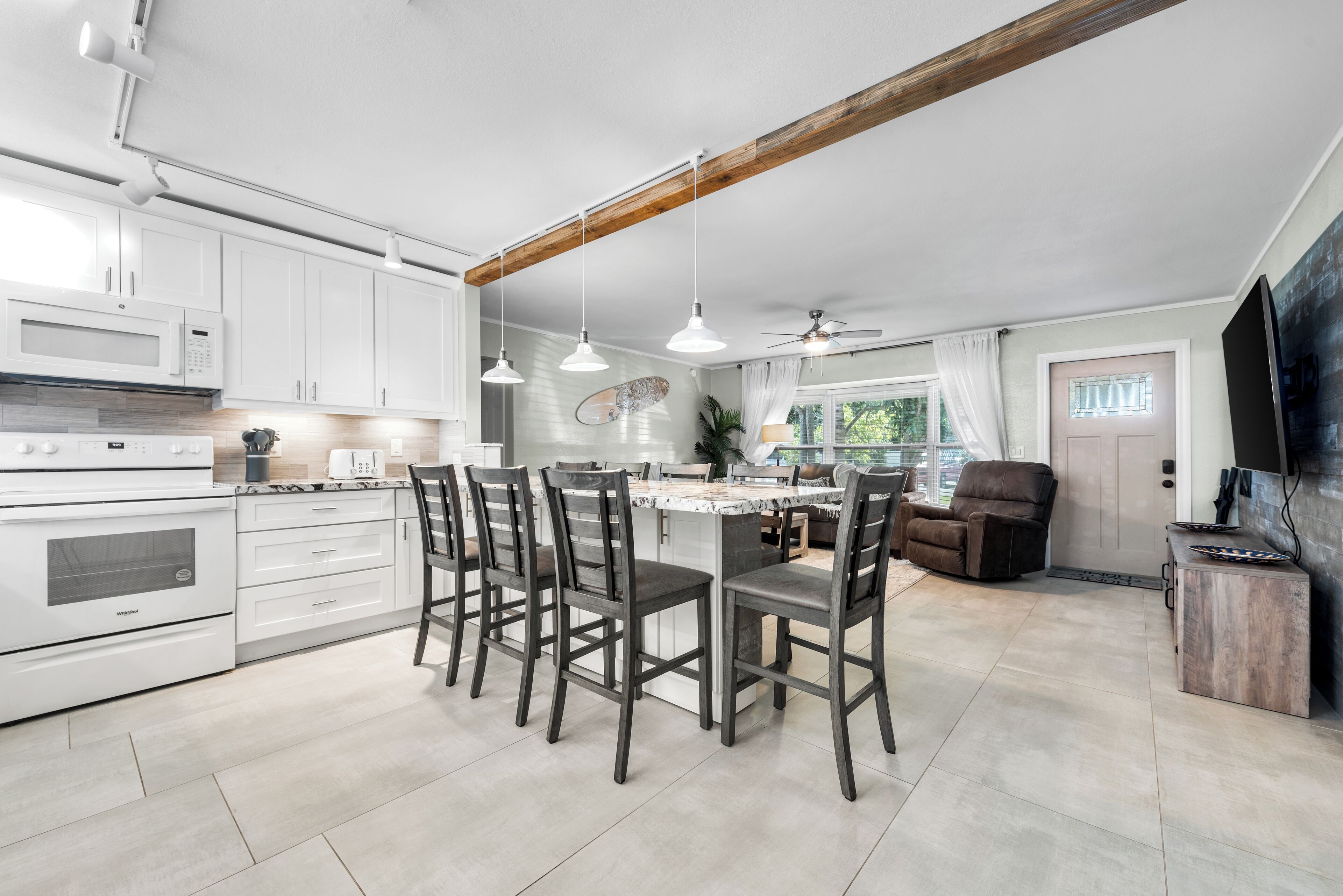 Microondas, horno, placa de cocina y lavavajillas