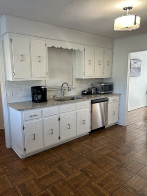 雪櫃、微波爐、焗爐、爐具