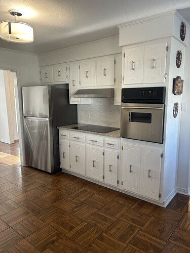  Spacious 4-bedroom house  in  lakefront subdivision on one and a half acres