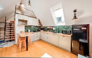 Fridge, microwave, dishwasher, coffee/tea maker