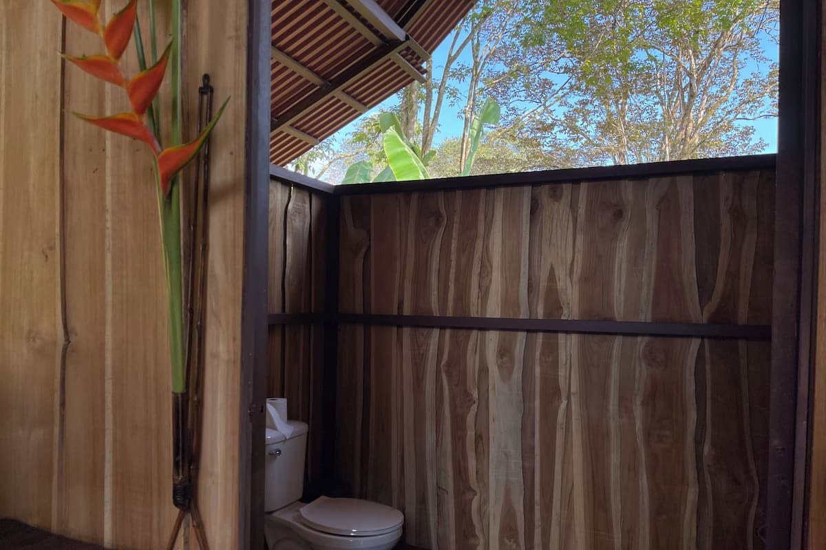 Luxury Cabin | Bathroom | Towels, toilet paper