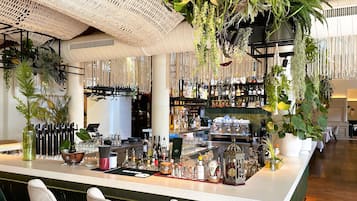 Bar (trong khuôn viên)