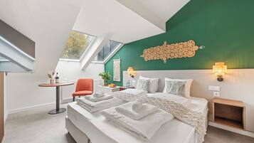 Comfort-Doppelzimmer, 1 King-Bett, Nichtraucher, eigenes Bad | Hochwertige Bettwaren, Schreibtisch, laptopgeeigneter Arbeitsplatz