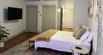 Charming 1-bedroom Bourbon condo in fabulous New Orleans with fitness room, WiFi