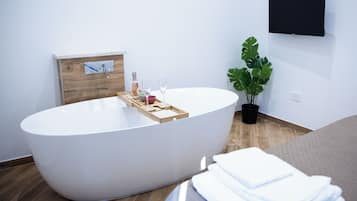 Luxury-Doppelzimmer, 1 Queen-Bett, eigenes Bad | Schreibtisch, laptopgeeigneter Arbeitsplatz, Verdunkelungsvorhänge