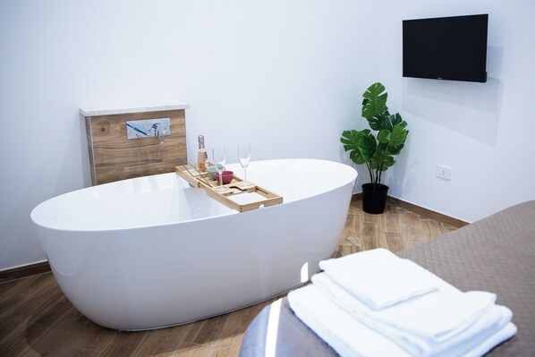 Luksus-dobbeltrom, 1 queensize-seng, privat bad | Skrivebord, skrivebord for bærbar PC, blendingsgardiner og lydisolert