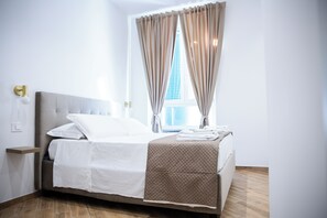 Luksus-dobbeltrom, 1 queensize-seng, privat bad | Skrivebord, skrivebord for bærbar PC, blendingsgardiner og lydisolert