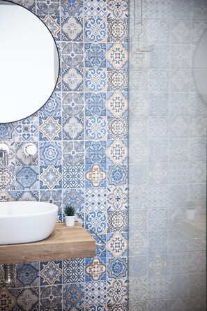 Deluxe Double Room, 1 Queen Bed, Private Bathroom | Bathroom | Slippers, towels, soap, shampoo - Dimora Diaz B&B (Naples)