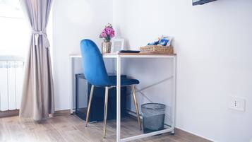 Deluxe-Doppelzimmer, 1 Queen-Bett, eigenes Bad | Schreibtisch, laptopgeeigneter Arbeitsplatz, Verdunkelungsvorhänge