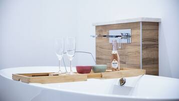 Luxury-Doppelzimmer, 1 Queen-Bett, eigenes Bad | Schreibtisch, laptopgeeigneter Arbeitsplatz, Verdunkelungsvorhänge