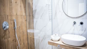 Kamar Double Mewah, 1 Tempat Tidur Queen, kamar mandi pribadi | Kamar mandi | Sandal, handuk, sabun, dan sampo