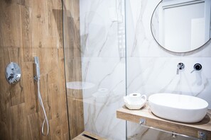 Luksus-dobbeltrom, 1 queensize-seng, privat bad | Bad | Tøfler, håndklær, såpe og sjampo