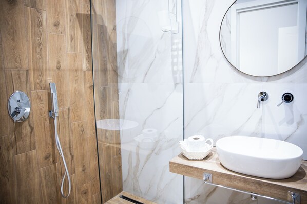 Luxury Double Room, 1 Queen Bed, Private Bathroom | Bathroom | Slippers, towels, soap, shampoo - Dimora Diaz B&B (Naples)