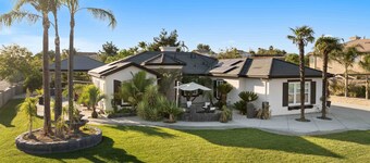 Spacious 4-bedroom house in delightful Riverside with WiFi, AC