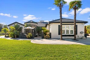 Exterior - Spacious 4-bedroom house in delightful Riverside with WiFi, AC (Riverside)