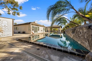Outdoor pool - Spacious 4-bedroom house in delightful Riverside with WiFi, AC (Riverside)