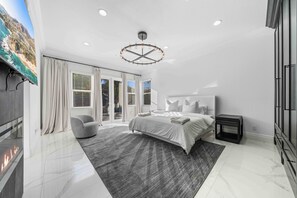 4 bedrooms, WiFi, bed sheets - Spacious 4-bedroom house in delightful Riverside with WiFi, AC (Riverside)