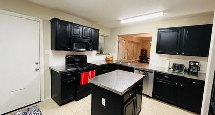 Charming 2-bedroom house with WiFi, AC in wonderful Frisco
