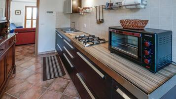 Frigorifero, forno, piano cottura