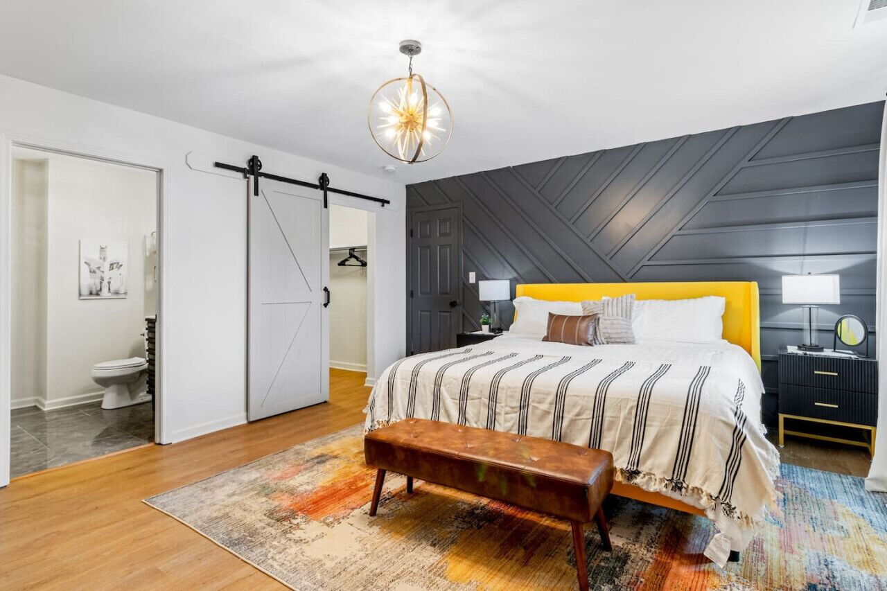 6 slaapkamers, een bureau, een strijkplank/strijkijzer, reisbedje