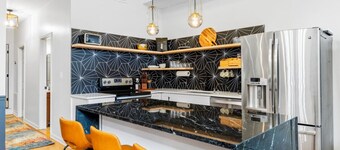 Sleeps 18, HOT TUB, Cowboy POOL, firepits, Yard Games