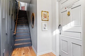 Interior - Sleeps 18, HOT TUB, Cowboy POOL, firepits, Yard Games (Louisville)