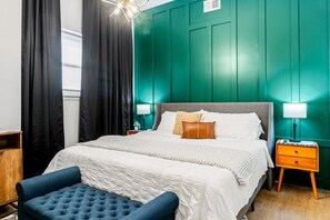 6 Schlafzimmer, Schreibtisch, Bügeleisen/Bügelbrett, Reisekinderbett