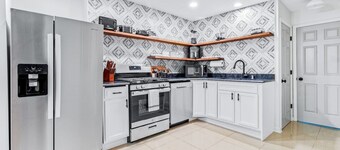 Sleeps 18, HOT TUB, Cowboy POOL, firepits, Yard Games