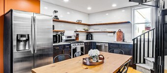 Sleeps 12, HOT TUB, Cowboy Pool, Firepits, Yard Games