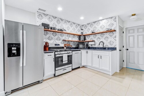 Sleeps 12, HOT TUB, Cowboy Pool, Firepits, Yard Games