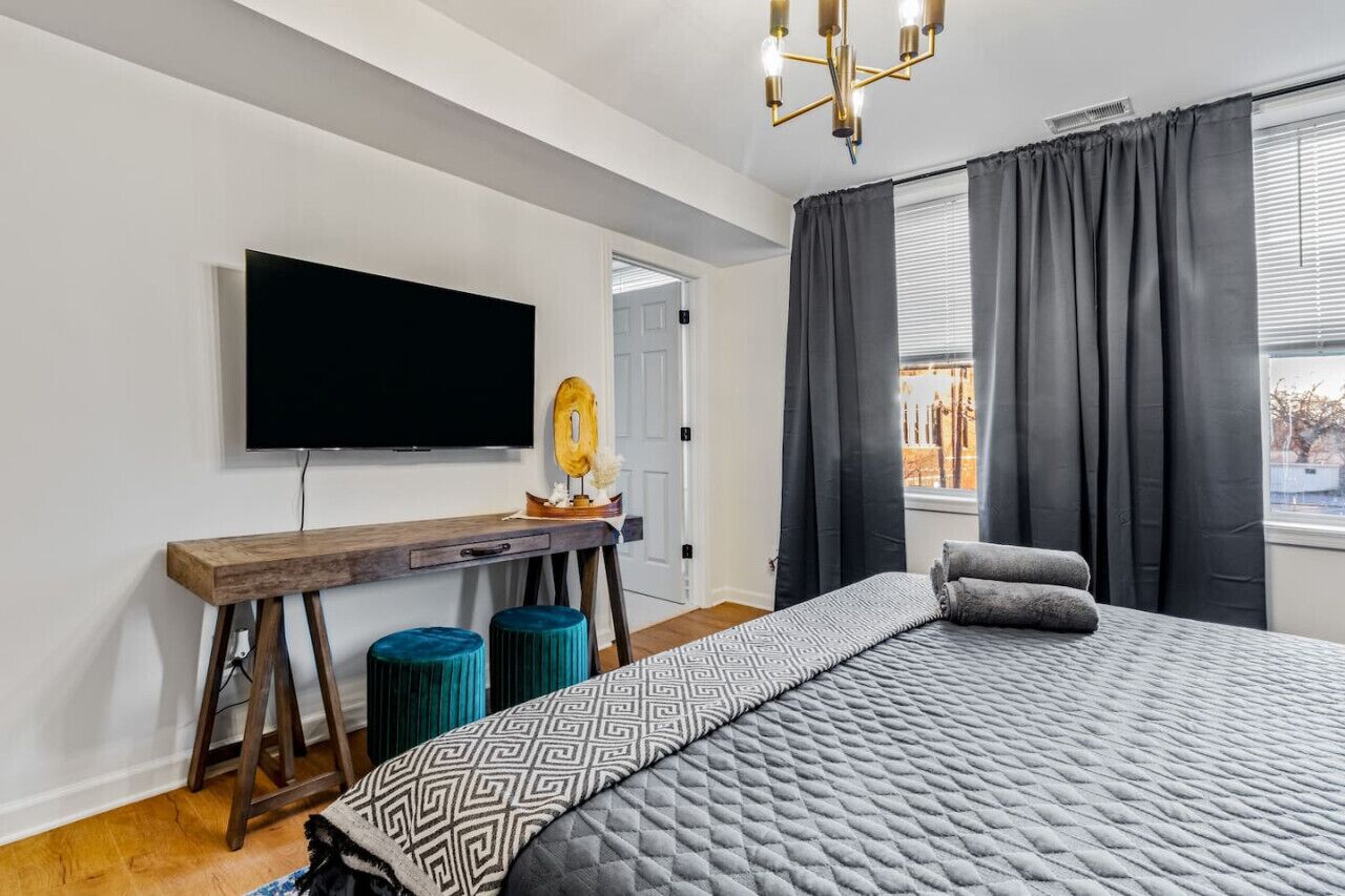 4 habitaciones, escritorio y tabla de planchar con plancha 