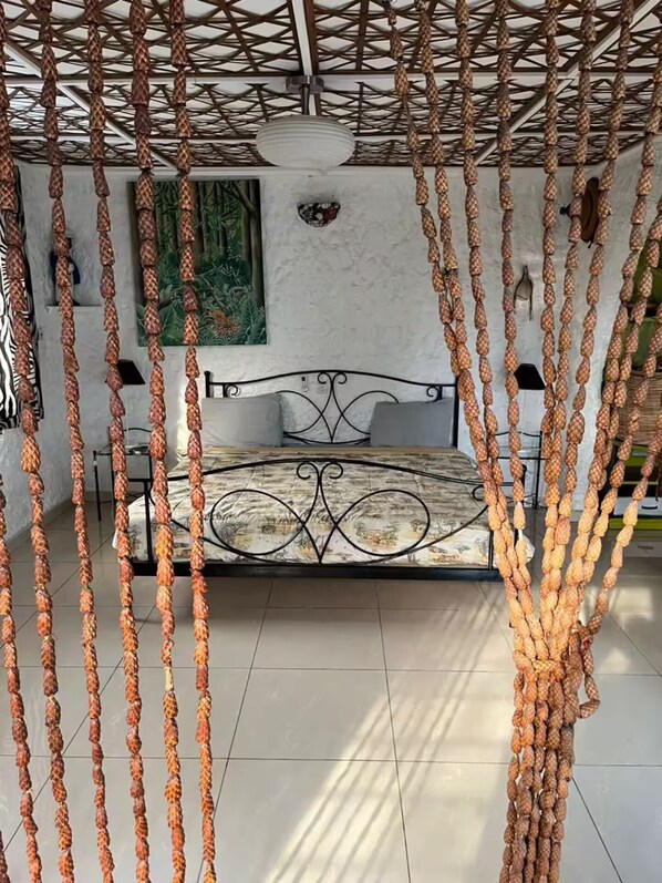 6 habitaciones, tabla de planchar con plancha y ropa de cama 