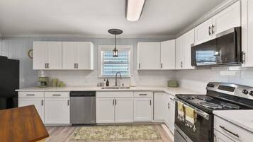 Micro-ondes, four, lave-vaisselle, cafetière/bouilloire