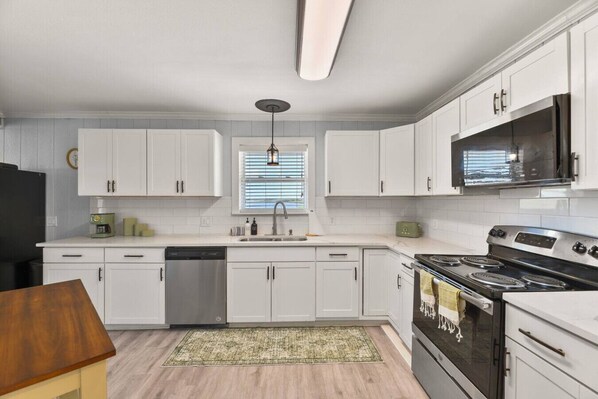 Microondas, horno, lavavajillas y cafetera y tetera 