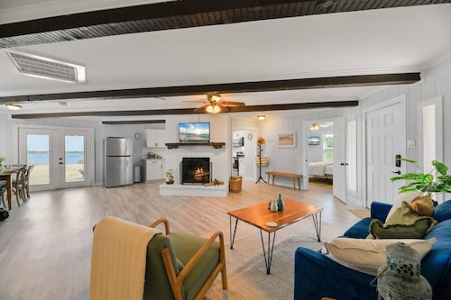 Vintage Coastal Cottage Secluded lake house