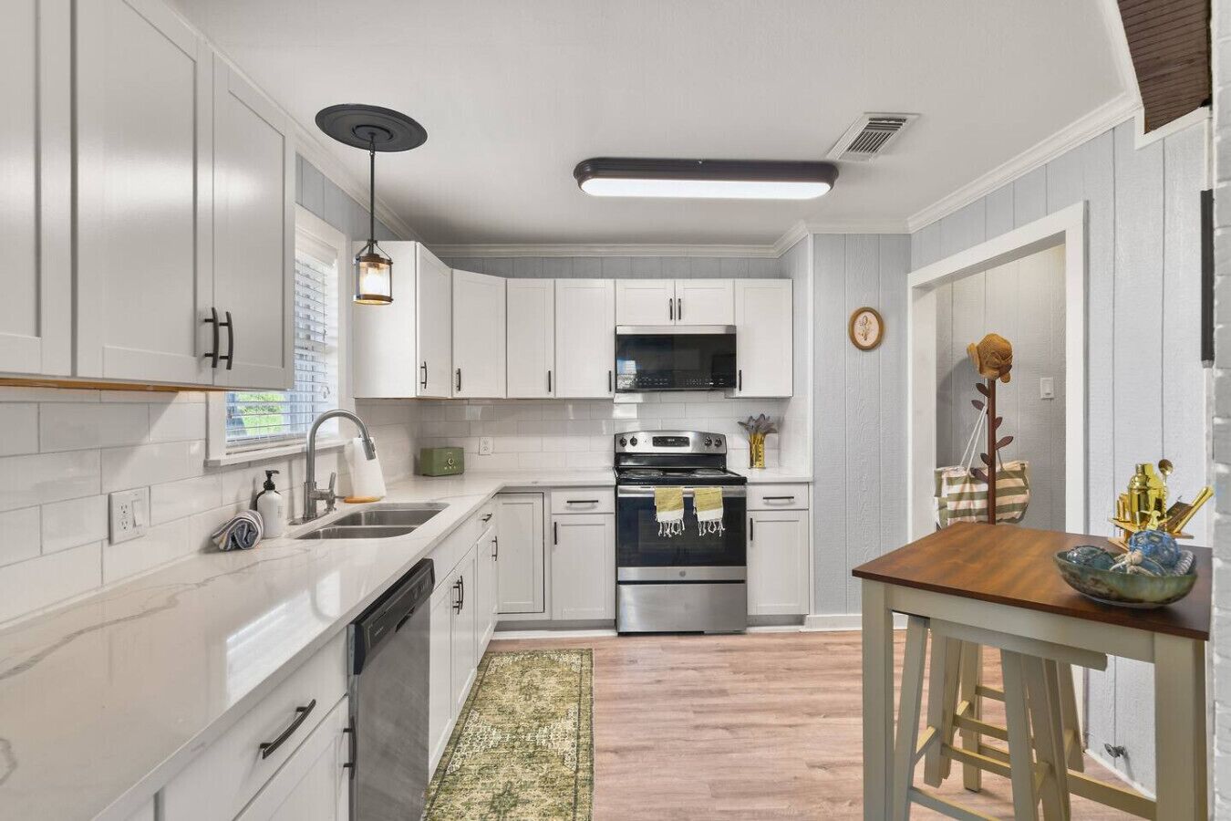 Microwave, oven, dishwasher, coffee/tea maker