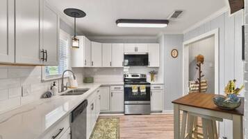 Mikrowelle, Ofen, GeschirrspĂŒler, Wasserkocher mit Kaffee-/Teezubehör