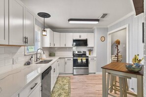 Microwave, oven, dishwasher, coffee/tea maker