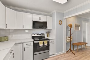 Micro-ondes, four, lave-vaisselle, cafetière/bouilloire