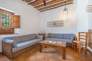 TV, DVD player - Apartment 'El Cobertizo' with Mountain Views, Shared Pool and Wi-Fi (La Zubia)