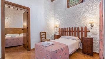 3 slaapkamers, een strijkplank/strijkijzer, gratis wifi, beddengoed