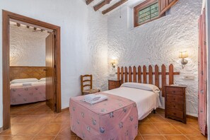 3 bedrooms, iron/ironing board, free WiFi, bed sheets - Apartment 'El Cobertizo' with Mountain Views, Shared Pool and Wi-Fi (La Zubia)