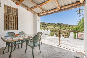 Outdoor dining - Apartment 'El Cobertizo' with Mountain Views, Shared Pool and Wi-Fi (La Zubia)