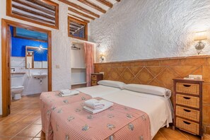 Shower, hair dryer, towels - Apartment 'El Cobertizo' with Mountain Views, Shared Pool and Wi-Fi (La Zubia)