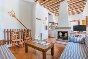 TV, DVD player - Apartment 'El Cobertizo' with Mountain Views, Shared Pool and Wi-Fi (La Zubia)