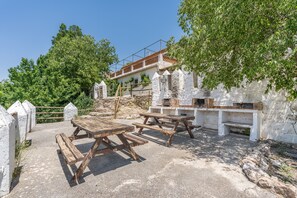 Outdoor dining - Apartment 'El Cobertizo' with Mountain Views, Shared Pool and Wi-Fi (La Zubia)