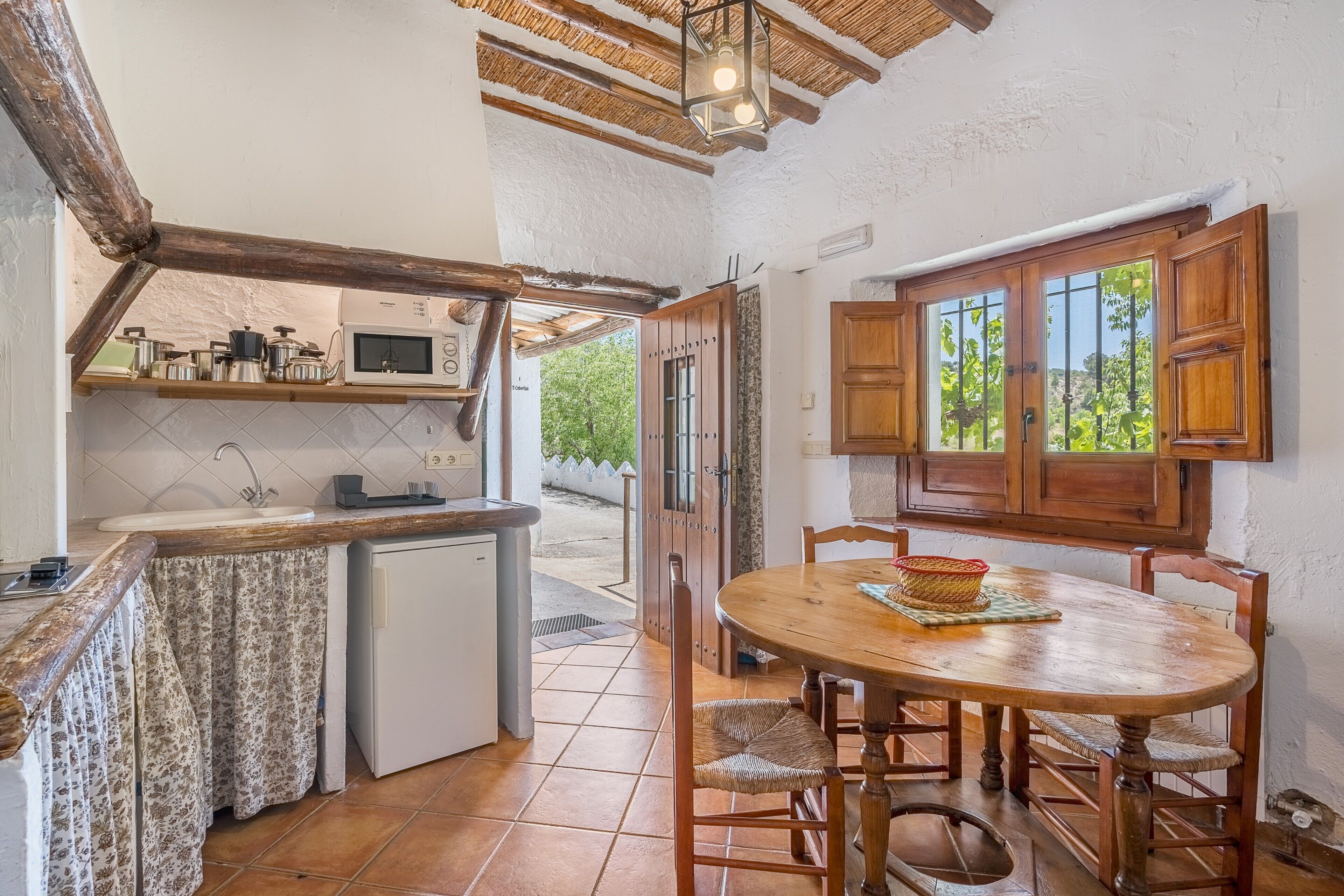 Geladeira, micro-ondas, cooktop, cafeteira/chaleira