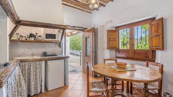 Geladeira, micro-ondas, cooktop, cafeteira/chaleira