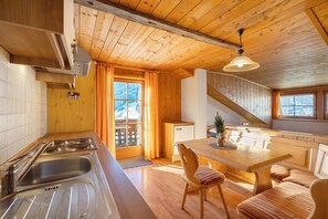 Fridge, oven, stovetop, coffee/tea maker - Studio Apartment 'Jelerhof Apt Talblick' with Mountain View, Shared Garden and Wi-Fi (Gsies)